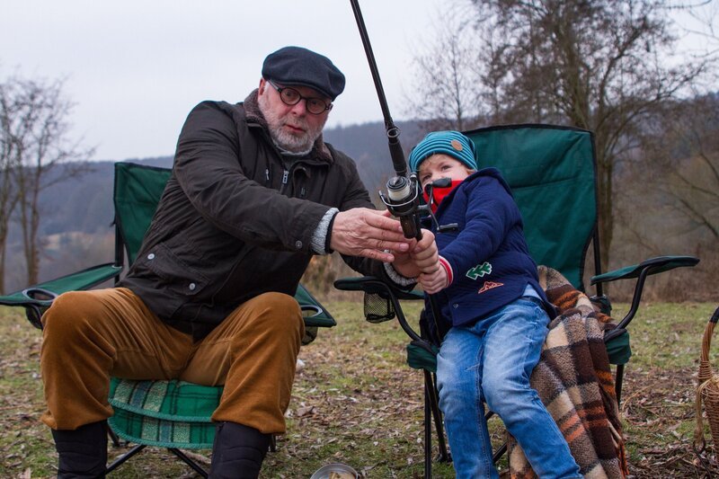 Felix (Piet Eckert) hat einen Fisch an der Angel. – Bild: KiKA/​Kinderfilm GmbH
