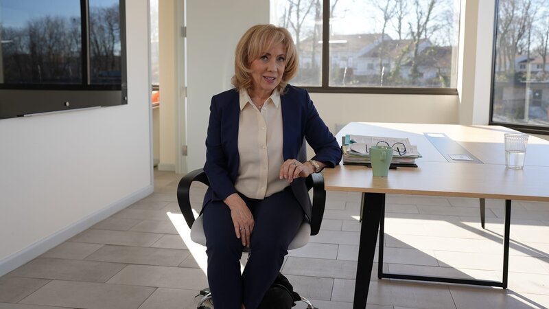Beth Karas smiling at camera – Bild: Warner Bros. Discovery