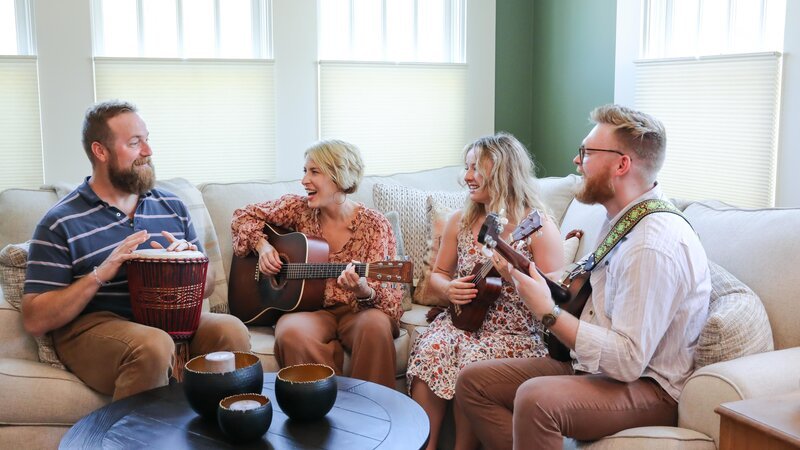 After wrapping the house reveal, the Fennell’s joined Erin and Ben Napier in an old fashioned jam session, as seen on Home Town, Season 7. – Bild: HGTV /​ Discover Images: HHMTN711_HMTN71