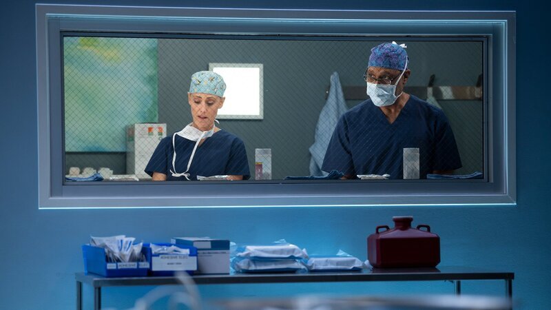 Vorbereitungen für eine wichtige Operation: Kim Raver als Dr. Teddy Altman, James Pickens Jr. als Dr. Richard Webber – Bild: SRF/​ABC Studios