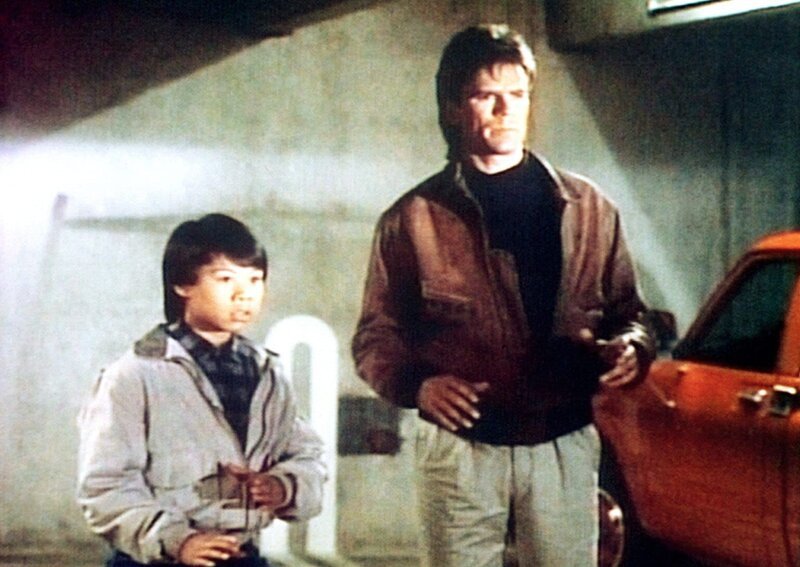 Luke (Ernie Reyes, l.) und MacGyver (Richard Dean Anderson, r.) werden in einer Tiefgarage von bezahlten Schlägern angegriffen. – Bild: Kabel Eins Classics