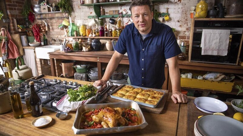 In dieser brandneuen Serie begleiten wir den Lieblingskoch der Nation in seinem Landhaus, wo er leckere, gesunde Rezepte aus seinem neuen Buch 7 Ways zubereitet: Einfache Ideen für jeden Tag der Woche. – Bild: TVNOW /​ Jamie Oliver Enterprises Ltd. Photographer; Freddie Claire