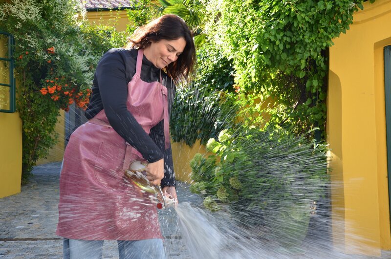 Marion Ebner Ebenauer beim Öffnen einer Sektflasche. – Bild: ServusTV /​ Degn Film /​ Thomas Weidinger
