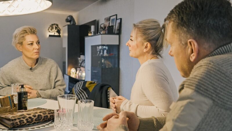 Doc Caro spricht mit Mandy und Holger – Bild: RTL /​ Folge 02_002