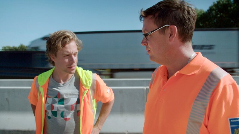 Tobi lässt sich von Projektleiter Christoph die Autobahnbaustelle zeigen. – Bild: BR/​Fritz Schönegger/​megaherz gmbh