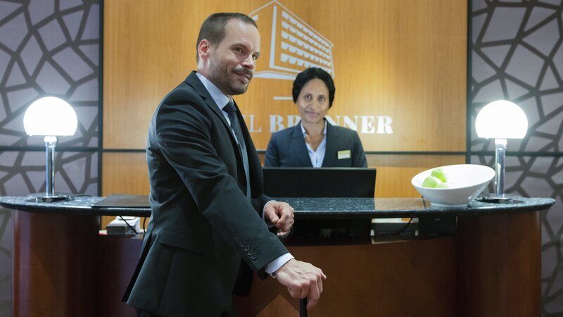 Leo (Wanja Mues, l.) recherchiert undercover im traditionsreichen „Hotel Bronner“. – Bild: ZDF