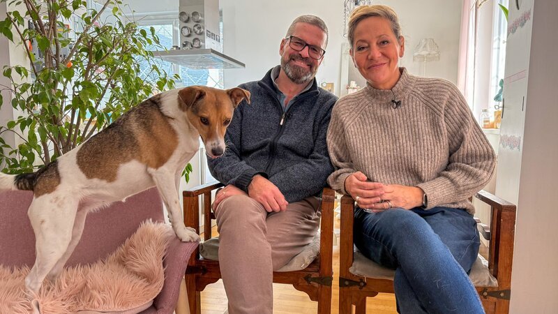Gerold Rudle und Monica Weinzettl mit ihrer Hündin Piper. – Bild: ORF/On-Media TV/Filmproduktion Gerold Rudle und Monica Weinzettl mit ihrer Hündin Piper. – Bild: ORF/On-Media TV/Filmproduktion