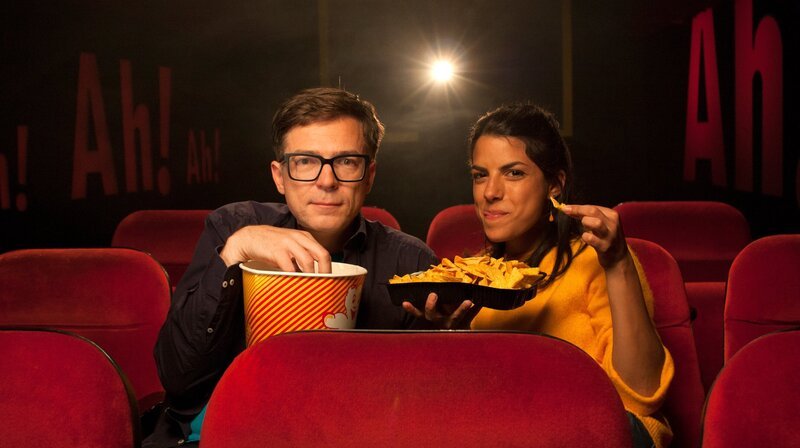 Film ab! Ralph und Clarissa haben es sich heute mit jeder Menge Popcorn, Nachos und Getränken im Kinosessel gemütlich gemacht. Während die beiden gespannt auf den Anfang des Films warten, erklären sie unter anderem, was es mit dem „Phi-Phänomen“ auf sich hat, ohne dass es Kino gar nicht gäbe. Es sorgt nämlich dafür, dass wir bewegte Bilder sehen, obwohl es eigentlich gar keine gibt! Außerdem beantworten sie wie immer bestens informiert z.B. folgende Frage: Warum passiert etwas „hinter den Kulissen“? – Bild: WDR/​Thorsten Schneider