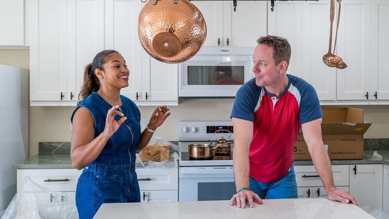 Brian and Mika Kleinschmidt renovate the Habitat for Humanity home, as seen on 100 Day Dream Home, Season 6. – Bild: Warner Bros. Discovery /​ Tim „Chaz“ Dykes
