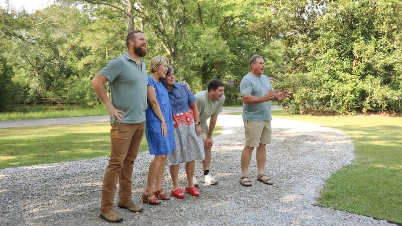 The Walker family reacts to seeing Nan’s house for the first time on reveal day, as seen on Home Town, Season 7. – Bild: HGTV US /​ Discover Images: HHMTN713_HMTN71 /​ Discovery, Inc. All Rights Reserved.