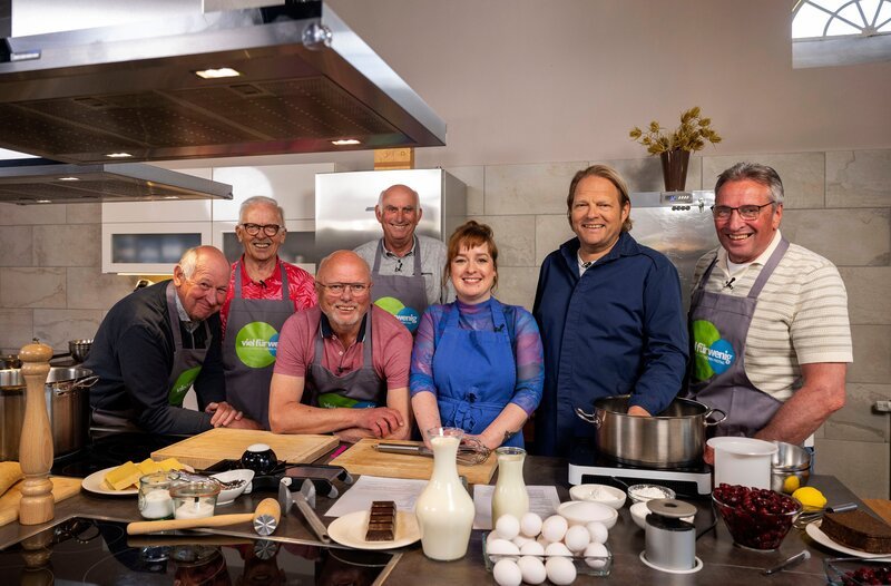 Die Männergruppe „Top 50“ möchte gerne lernen, wie man auch zu Hause kochen kann. Björn Freitag (2.v.r.) und Julia Floß zeigen, dass es nie zu spät ist, kochen zu lernen. – Bild: WDR/​solis TV/​Melanie Grande