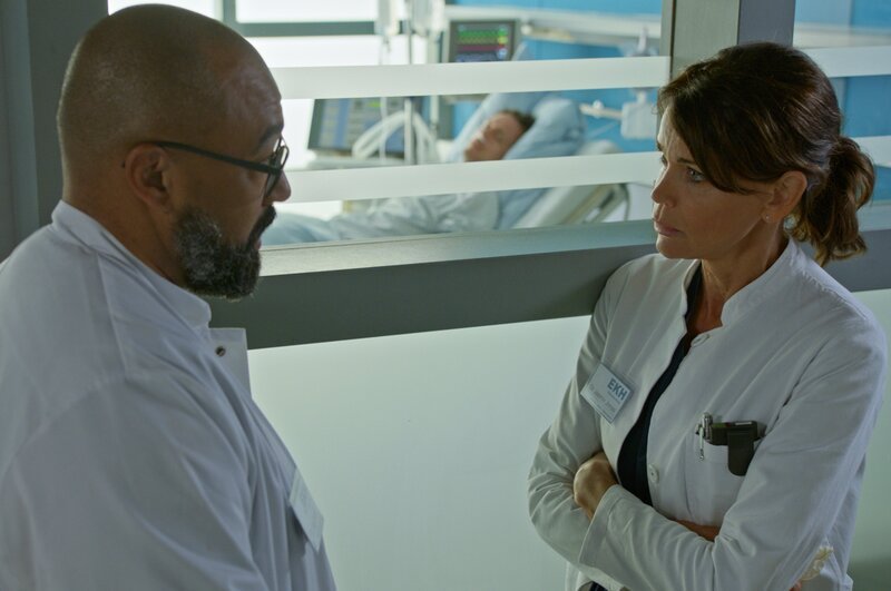 Dr. Jonas (Gerit Kling, r.) und Dr. Evans (Tino Führer, l.) machen sich große Sorgen um ihren Patienten Christian Hausman (Johannes Lange, M.). Er hat rätselhafte Symptome, und wenn sie nicht schnell herausfinden, was die Ursache für seinen Zustand ist, kann es zu spät für ihn sein. – Bild: Roland Fritzenschaft /​ ZDF und Roland Fritzenschaft