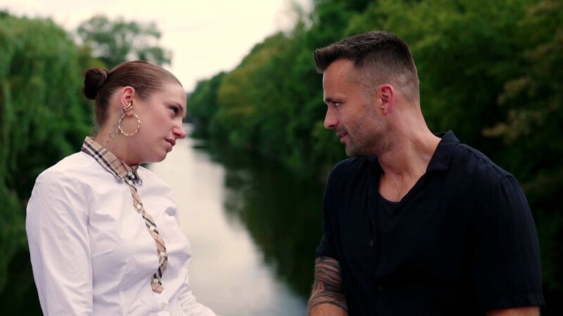 Milla glaubt, ihrem Ziel ganz nah zu sein, bis Chef Boris für ihre Beförderung eine sexuelle Gegenleistung fordert. Bei Mike sorgt das für Wut: Er sieht rot und verpasst Boris einen Schlag. Dabei rüttelt er auch alte Gefühle bei Milla wach. – Bild: RTLZWEI