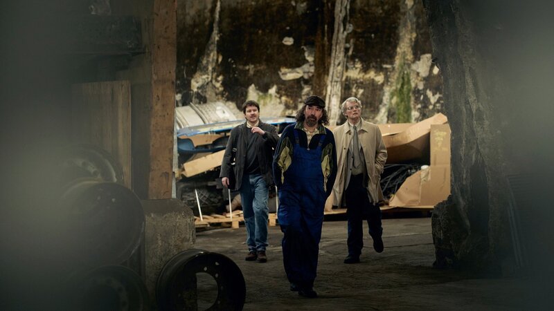 The Crash Folge 2 Recherche auf dem Schrottplatz: Yorick van Wageningen als Pierre Heijboer, Thomas Höppener als Vincent Dekker  Copyright: SRF/​2022 Big Blue Production/​Studiocanal GmbH – Bild:  SRF/​2022 Big Blue Production/​Studiocanal GmbH
