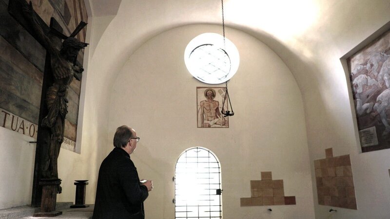 Bischof Hermann Glettler in der Kriegergedächtniskapelle in Lienz. – Bild: 3sat