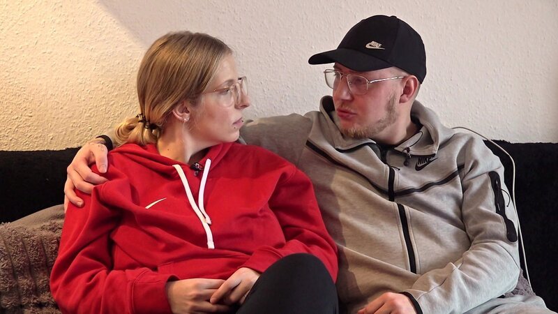 Die jungen Eltern Patricia und Jonas leben in einer Fernbeziehung – Bild: RTLZWEI
