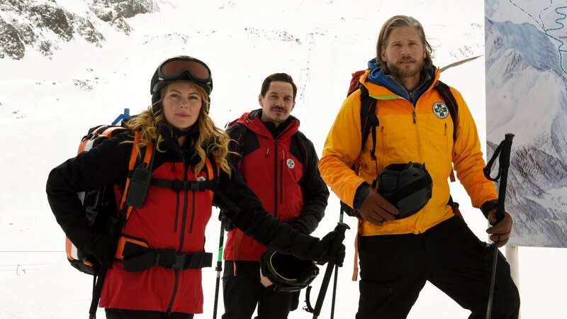 Bei den Bergrettern Katharina (Luise Bähr, l.), Tobi (Markus Brandl, M.) und Markus (Sebastian Ströbel, r.) geht ein Notruf ein. Sofort machen sie sich auf den Weg. – Bild: ZDF