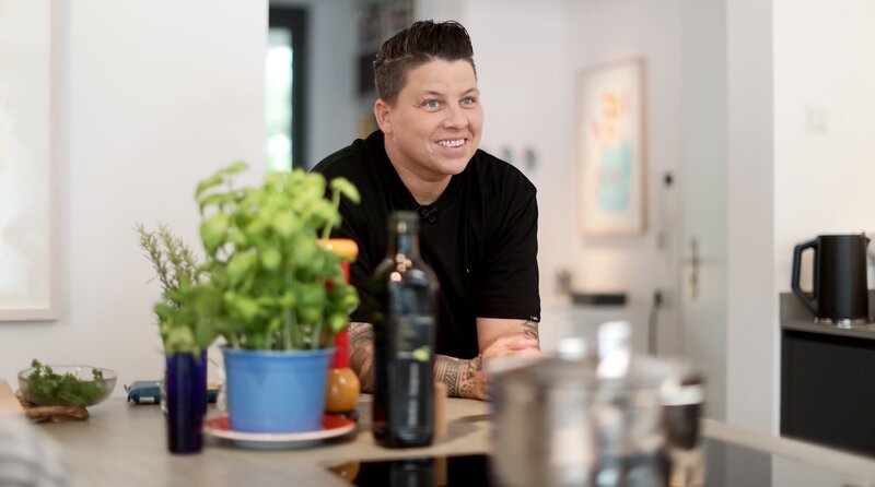 Ein Schlagerstar, Basilikum-Pesto und viel zu Lachen. In der zweiten Folge von „Böttinger. Wohnung 17“ empfängt Moderatorin Bettina Böttinger Schlager-Sängerin Kerstin Ott (Foto) in ihrer Wohnung in der Kölner Südstadt. – Bild: WDR/​Encanto/​Anna Schwartz