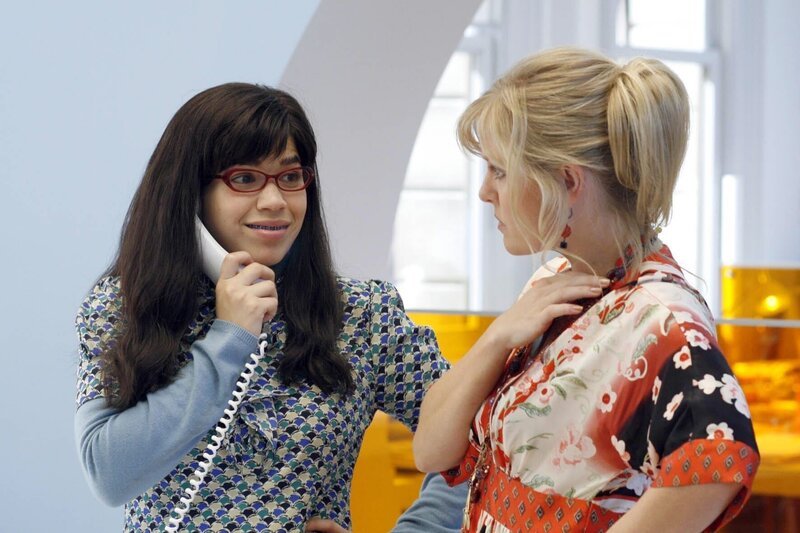 America Ferrera, Ashley Jensen – Bild: PLURIMEDIA (ABC Studios)