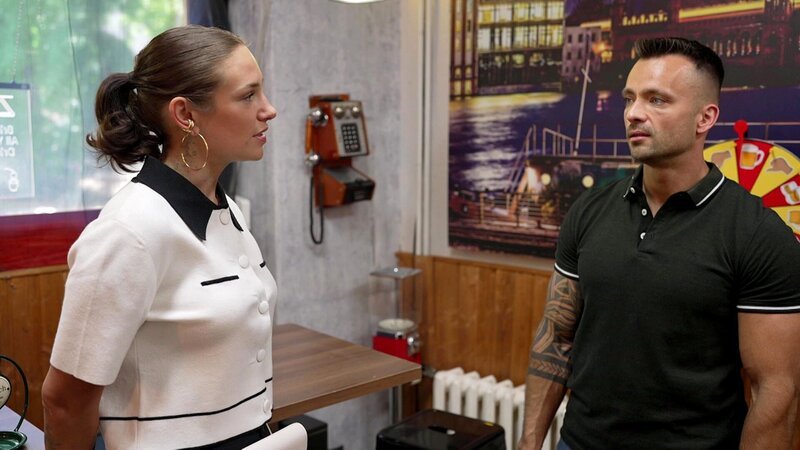 Als Karla Milla von Boris? Anzeige gegen Mike berichtet, gerät Milla in Erklärungsnot. Ihr Versuch, sich mit einer Notlüge zu retten, scheitert an Karlas Misstrauen. Damit Mike nicht ins offene Messer läuft, beschließt Milla, ihn zu warnen. – Bild: RTLZWEI