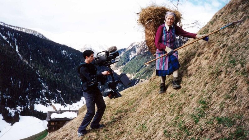 Universum: „Tirol – Leben im Bergland“. Es sind Menschen, die über Generationen hinweg gelernt haben, sich gegen eine sich alles bestimmende Natur zu behaupten, sie zu bekämpfen, in ihr zu überleben – die Bergbauern in den Tiroler und Osttiroler Seitentälern, die von der Landschaft geprägt sind, in der sie leben und die sie umgibt. Der mehrfach international ausgezeichnete Dokumentar- und Spielfilmregisseur Curt Faudon portraitiert das raue und harte Leben dieser Menschen zwischen Arbeit, Festen und dem Kampf mit der Natur. Eine Dokumentation von Curt Faudon. – Bild: 3sat