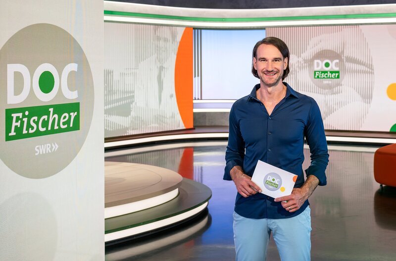 Der Arzt und Moderator Prof. Dr. Derek Zieker-Fischer präsentiert neueste medizinische Erkenntnisse und Behandlungsmethoden und gibt Tipps, wie man fit und gesund bleiben kann. – Bild: SWR/​Patricia Neligan