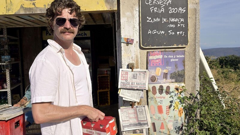 Arno Funke (Friedrich Mücke) macht Urlaub in Spanien, während die Polizei in Deutschland im Dunkeln tappt. – Bild: Die dunkle Seite der Sonne /​ RTL