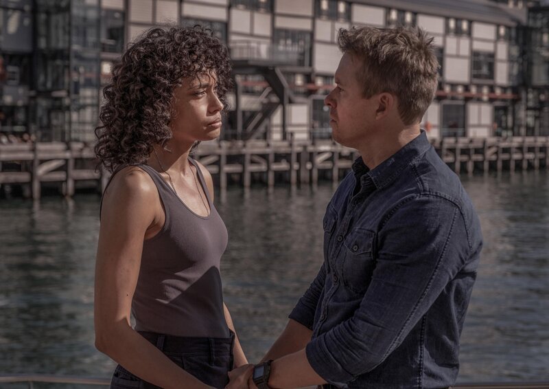 „Blonde Ambition“ – Olivia Swann als NCIS Special Agent Captain Michelle Mackey und Todd Lasance als AFP Liaison Officer Sergeant Jim „JD“ Dempsey in NCIS: Sydney, Episode 8, Staffel 1. – Bild: CBS Studios Inc. All Rights Reserved. /​ Daniel Asher Smith/​Paramount+