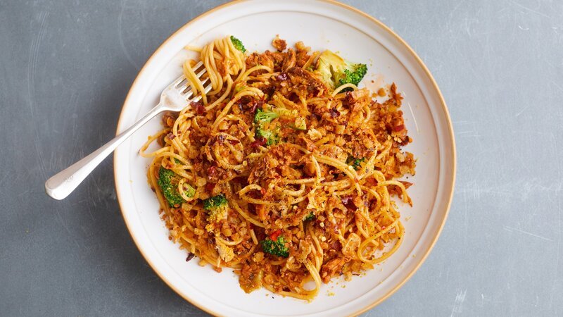 Makrelen-Spaghetti. – Bild: ORF/​Fremantle/​Jamie Oliver Enterprises Ltd/​Devon Jeffs