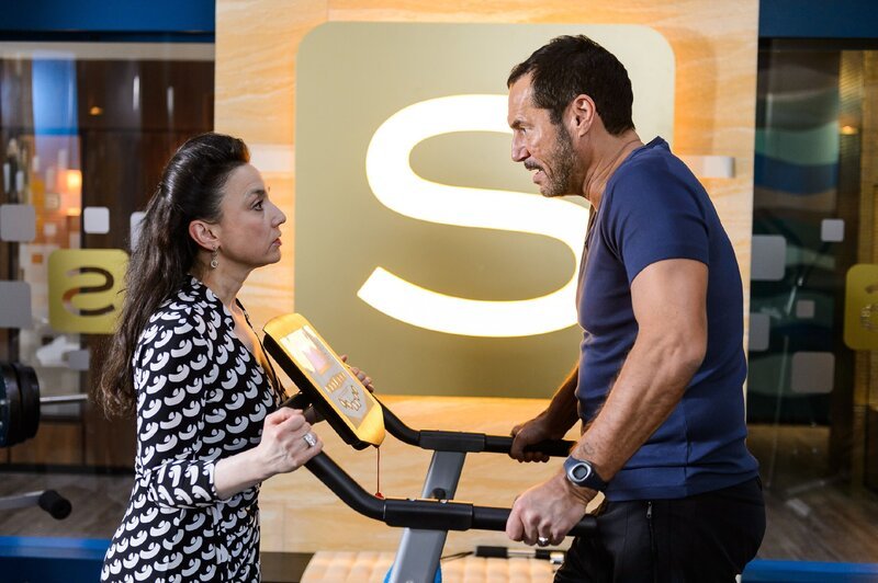 Simone (Tatjana Clasing) ist besorgt, als sie sieht, wie Richard (Silvan-Pierre Leirich) sich trotz seiner gesundheitlichen Probleme im Fitnessraum verausgabt, doch dieser stellt daraufhin aufgewühlt ihre Entscheidung, Jenny zu belügen, in Frage&nbsp;… – Bild: RTL /​ Willi Weber