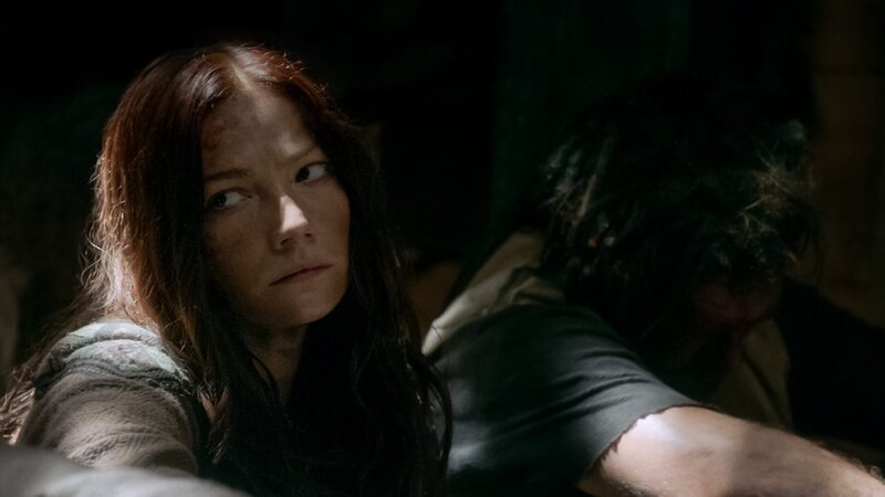 Die Gewalt läuft Amok in Nassau: Während Silver von Billy Antworten verlangt, ertragen Bonny (Clara Paget) und Rackham eine höllische Existenz&nbsp;… – Bild: Starz Entertainment, LLC