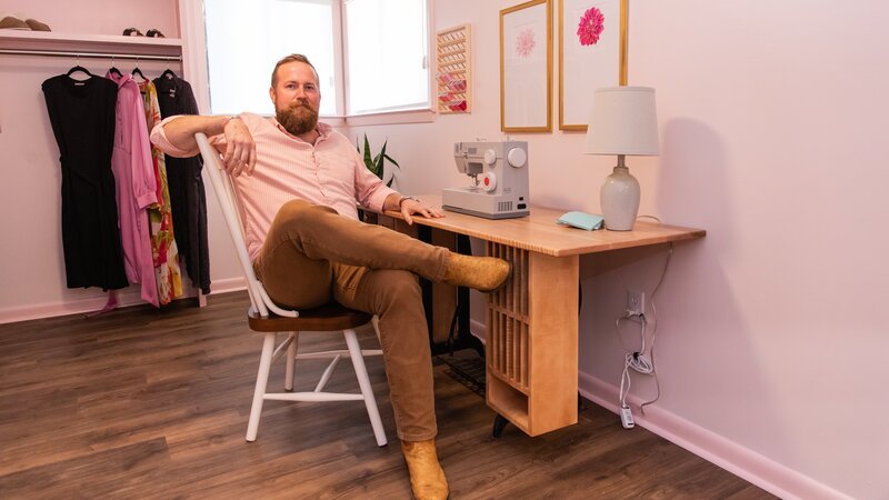 Ben Napier sits next to the sewing station he built for the homeowner at The Davis house, as seen on Home Town, Season 7. – Bild: HGTV US /​ Discover Images: HHMTN712_HMTN71