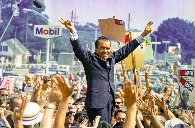 Richard Nixon, republikanischer Kandidat und späterer Präsident der USA (1969⁠–⁠1974), lässt sich bei einem Wahlkampfauftritt feiern. – Bild: LA Générale De Production Audiovisuelle/​Richard Nixon Library