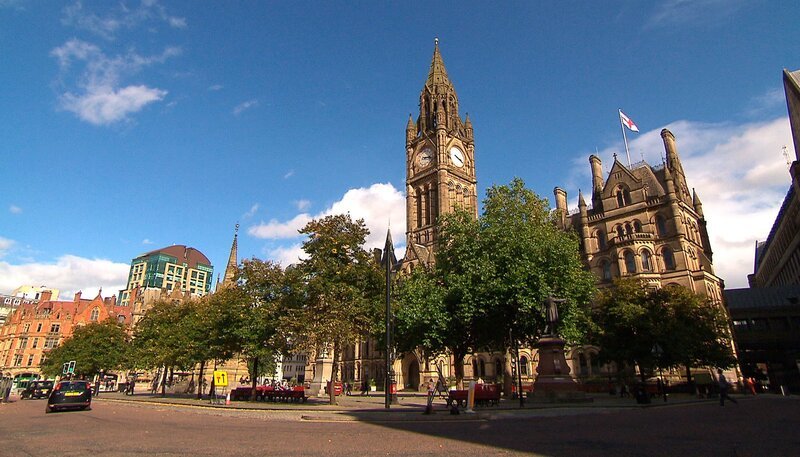 Das Rathaus von Manchester beherbergt zwar weiterhin Teile der Stadtverwaltung, dient inzwischen aber immer häufiger als Filmkulisse. Szenen für „Sherlock Holmes“, „Die eiserne Lady“ und „Frankenstein“ wurden hier gedreht. In den Filmen wurde das Rathaus als Londoner Unterhaus, dem House of Commons. – Bild: ZDF und SR/​Barbara Hafner