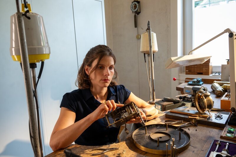 Als ihr Mann mit einem manipulierten Motorrad tödlich verunglückt, gerät auch Meike Maas (Inga Lessmann) unter dringenden Tatverdacht. Die finanzielle Existenz ihres Uhrengeschäfts steht durch hohe Steuerschulden auf dem Spiel. Hat sie darauf spekuliert, durch die Lebensversicherung ihres Mannes den Laden zu retten, und hat ihn in den Tod rasen lassen? – Bild: MARKUS_FENCHEL /​ ZDF und MARKUS_FENCHEL