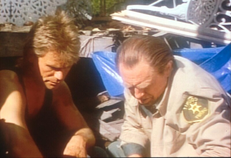 MacGyver (Richard Dean Anderson, l.) und Sheriff Cliff Howels (Arlen Dean Snyder, r.) begutachten einen alten Schädel. – Bild: Paramount Pictures