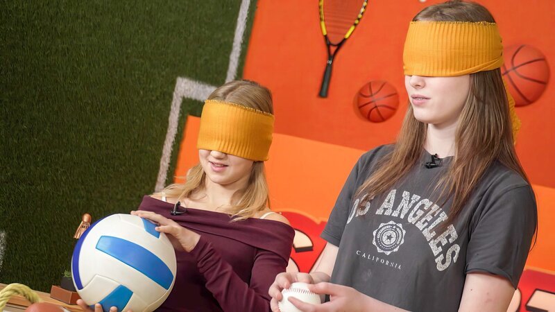 Laura und Anja müssen beim Gehirnsport ihr Tastgefühl unter Beweis stellen. – Bild: ORF/​Tower10