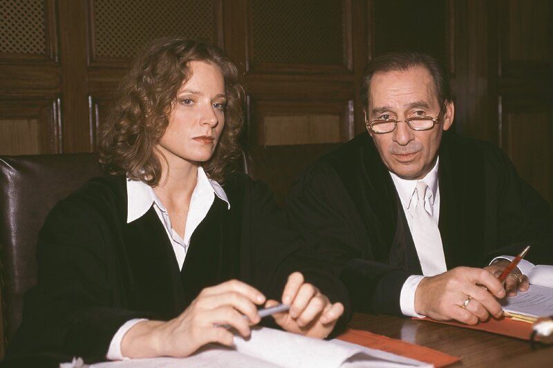 Oberstaatsanwalt Gerhart Lotze (Henry van Lyck) berät sich mit Staatsanwältin Susanne Clausen (Brigitte Beyeler) – Bild: RTLplus
