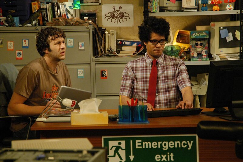 Roy (Chris O’Dowd, l) und Maurice Moss (Richard Ayoade, r) – Bild: ProSieben Fun