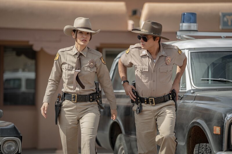 Bernadette Manuelito (Jessica Matten) und Jim Chee (Kiowa Gordon) – Bild: RTL /​ AMC Networks Entertainment LLC. All Rights Reserved. /​ Ungewisse Wege