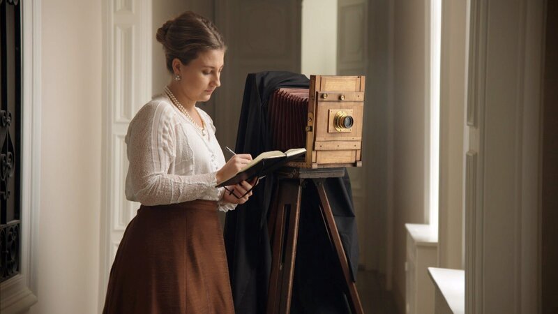 Nachstellung: Isabella mit Plattenkamera. – Bild: ORF /​ Clever Contents