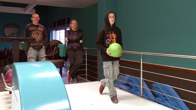 Mike (47) und Farina (39) aus Witten wollen ihren Kindern trotz wenig Geld schöne Momente ermöglichen. Beim Bowling-Ausflug mit Sohn Jonas (10) zählt für die Familie vor allem eins: gemeinsam Zeit verbringen und den Alltag für kurze Zeit vergessen. – Bild: RTLZWEI