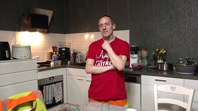 Florian ist wieder glücklich – schon bald könnten seine neue Freundin und ihre Kinder bei ihm einziehen. Für Florian und seinen 16-jährigen Sohn Niclas würde das einen großen Umbruch bedeuten. – Bild: RTLZWEI