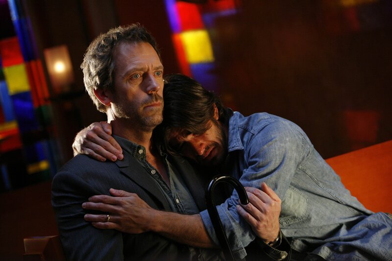 Auch Dr. Gregory House (Hugh Laurie, l.) stößt an seine Grenzen: Er kann nichts mehr für Marina tun und muss diese schreckliche Nachricht ihrem Mann Esteban Hernandez (Omar Avila, r.) überbringen … – Bild: NBC Universal Television Studio