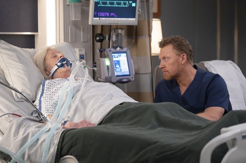 GREY’S ANATOMY – „Feel it Still“ – Jo returns for her first full day back from leave, and Owen struggles to keep it together when someone close to him is admitted to Grey Sloan. Meanwhile, Bailey navigates hospital leadership. THURSDAY, APRIL 2 (10:00⁠–⁠11:00 p.m. EDT) on ABC. DEBRA MOONEY, KEVIN MCKIDD – Bild: Disney /​ Anne Marie Fox