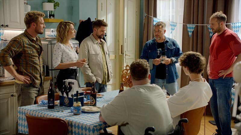 Michael „Michi“ (Lars Pape) ist gerührt, offiziell als WG-Ältester getauft zu werden. Von Links: Paul (Niklas Osterloh), Lilly (Iris-Mareike Steen), John (Felix von Jascheroff), Michael „Michi“ (Lars Pape), Michi (Lars Pape), Erik (Patrick Heinrich) – Bild: RTL /​ In Control
