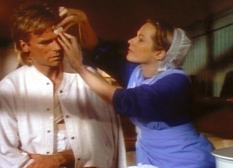 MacGyvers (Richard Dean Anderson, l.) Wunde wird von Elizabeth (Ruth de Sosa, r.) versorgt. – Bild: Paramount Pictures