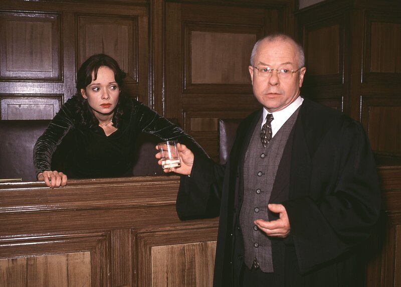Vor Gericht kommt es zum heftigen Schlagabtausch zwischen dem Oberstaatsanwalt und Siegfried Rasch (Wilfried Loll), dem Verteidiger von Marlies Kemper (Iris Junik). Marlies steht unter Mordverdacht … – Bild: RTLplus /​ Rolf Baumgartner
