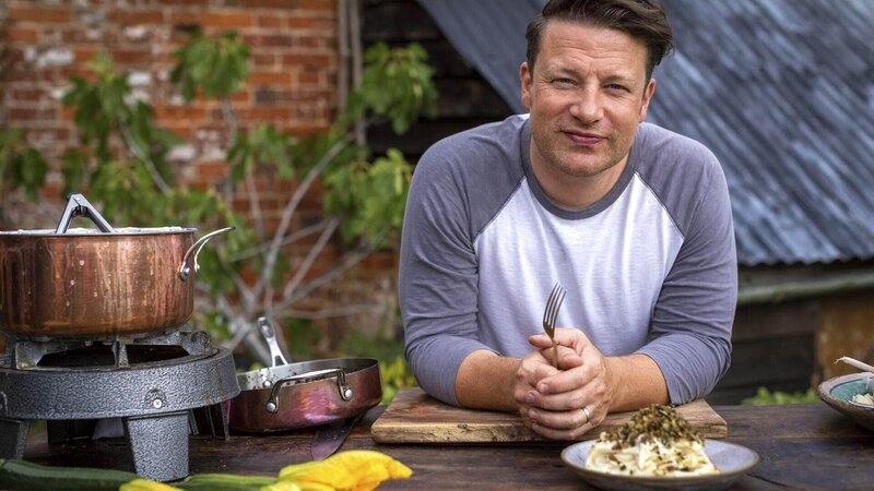 In dieser brandneuen Serie begleiten wir den Lieblingskoch der Nation in seinem Landhaus, wo er leckere, gesunde Rezepte aus seinem neuen Buch 7 Ways zubereitet: Einfache Ideen für jeden Tag der Woche. – Bild: TVNOW /​ Jamie Oliver Enterprises Ltd. Photographer; Freddie Claire