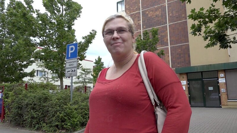 Nicole (31) ist seit mittlerweile sechs Jahren arbeitslos. Die gelernte Bürokauffrau möchte zurück in die Berufswelt – gerne auch als Pflegekraft. Voller Tatendrang stellt sie sich bei potentiellen Arbeitgebern persönlich vor – mit Erfolg? – Bild: RTLZWEI